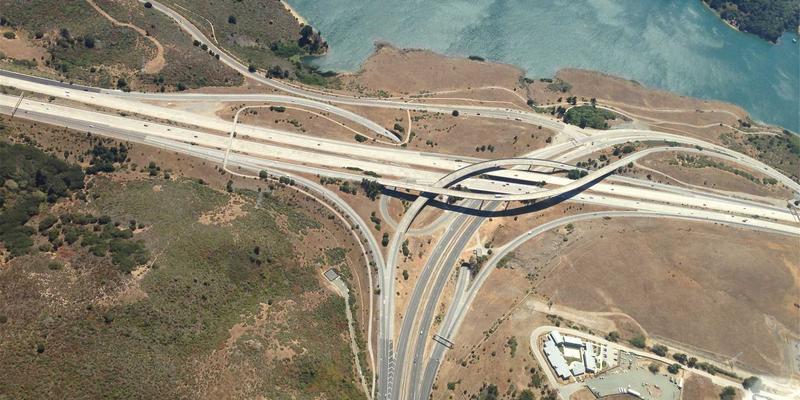 在喧嚣中寻找宁静:从Tom Townsley的视觉策略中,学习如何用治愈美学重塑生活